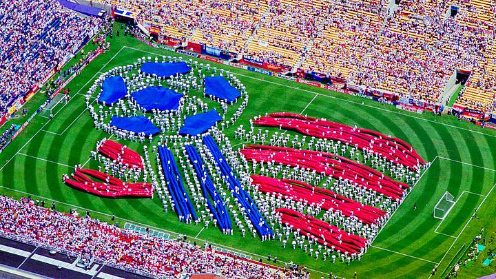 Vista aérea del logo de la Copa del Mundo formado por bailarines durante la Ceremonia de Apertura del Mundial de la FIFA 1994 Vista aérea del logo de la Copa del Mundo formado por bailarines durante la Ceremonia de Apertura del Mundial de la FIFA 1994