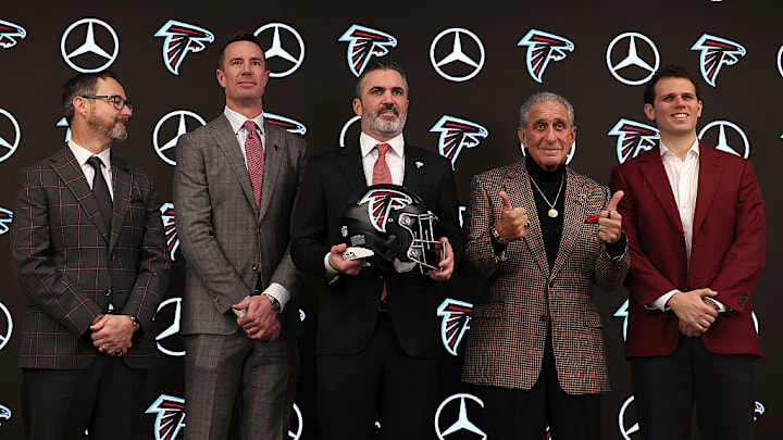Kevin Stefanski (c), en su presentación como nuevo Head Coach de los Atlanta Falcons. Kevin Stefanski (c), en su presentación como nuevo Head Coach de los Atlanta Falcons.