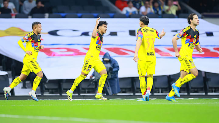 Isaías Violante celebra el primer gol del América