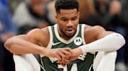 Giannis Antetokounmpo vive días complicados en la NBA: lesionado y con futuro incierto con los Bucks.