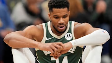 Giannis Antetokounmpo vive días complicados en la NBA: lesionado y con futuro incierto con los Bucks.