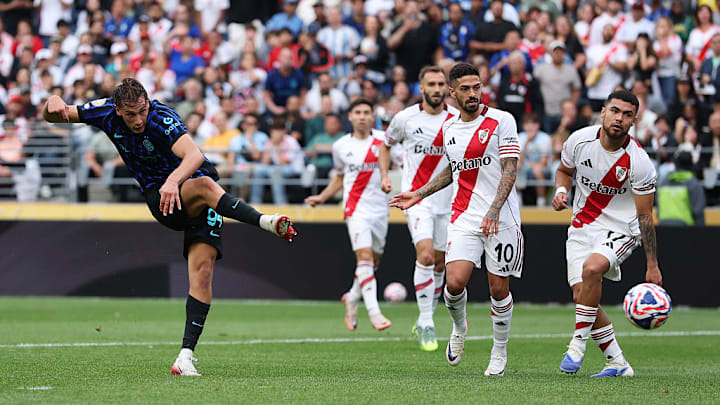Francesco Esposito marca el primer gol del Inter ante la mirada de los jugadores de River Plate.