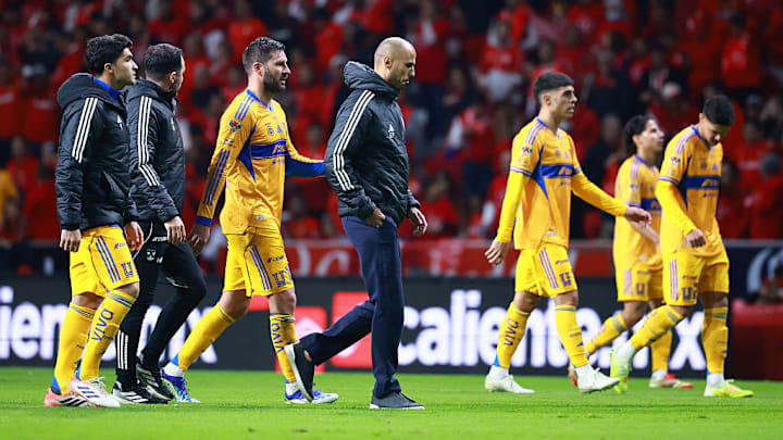 Jugadores de Tigres abandonan el campo cabizbajos