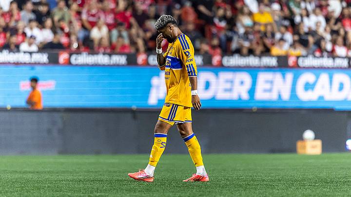 El uruguayo Rodrigo Aguirre vio la roja por taparse la boca durante el Xolos vs. Tigres. El uruguayo Rodrigo Aguirre vio la roja por taparse la boca durante el Xolos vs. Tigres.