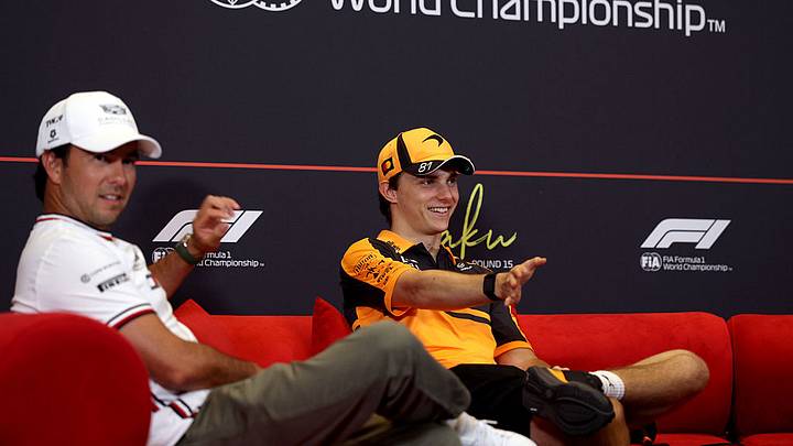 Checo Pérez estuvo en conferencia con Oscar Piastri y George Rusell este miércoles.