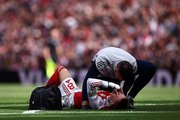 Martin Odegaard experiencing discomfort. Martin Odegaard experiencing discomfort.