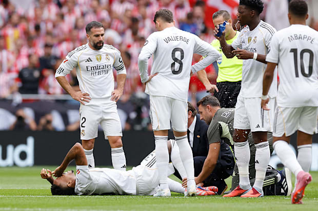 เอเดอร์ มิลิเตา นอนบนสนามรับการดูแลทางการแพทย์