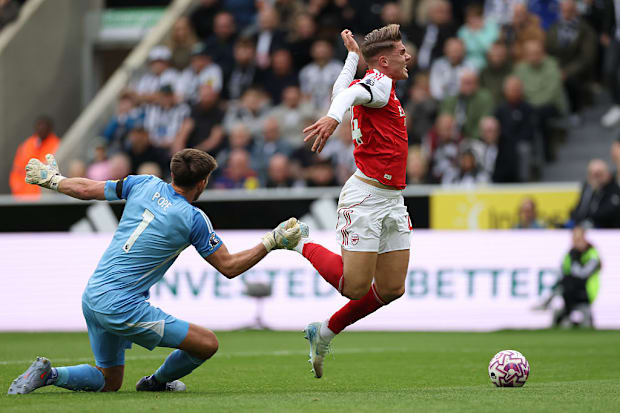 นิค โป๊ป, วิคเตอร์ เกียเคเรส