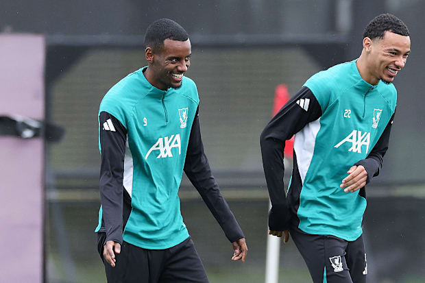 Los delanteros del Liverpool Alexander Isak y Hugo Ektic