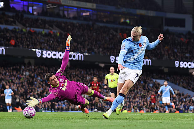 埃尔林·哈兰德在对阵伯恩茅斯时破门