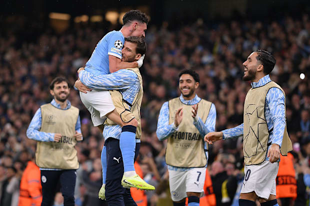 ฟิล โฟเดน ได้รับการเฉลิมฉลองจากเพื่อนร่วมทีมแมนซิตี้