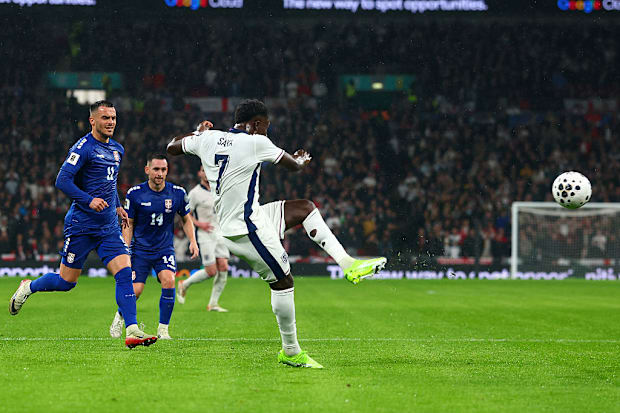 布卡约·萨卡为英格兰破门得分。