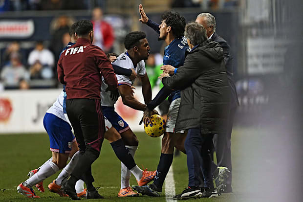 อเล็กซ์ ฟรีแมน มีส่วนร่วมในการปะทะกันระหว่างการแข่งขันของ USMNT กับปารากวัย