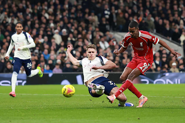 亚历山大·伊萨克为利物浦破门得分