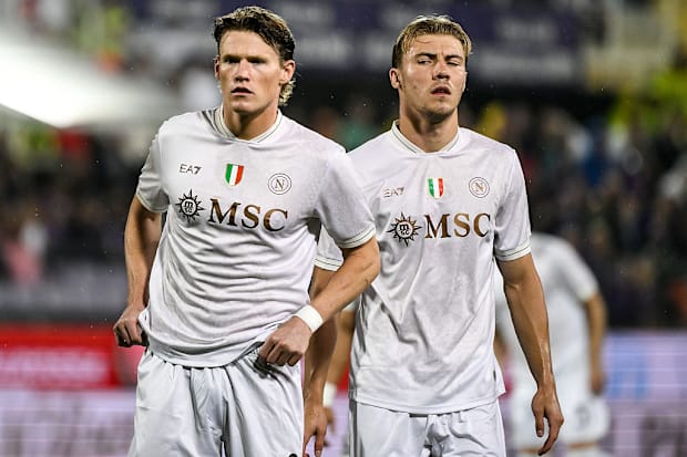 สก็อตต์ แมคโทมิเนย์, ราสมุส ฮอยลุนด์ เป็นตัวแทนนาโปลี