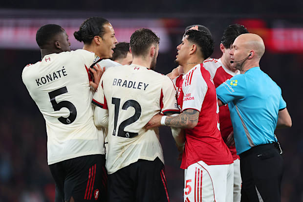 นักเตะลิเวอร์พูลและอาร์เซนอลในการเผชิญหน้า นักเตะลิเวอร์พูลและอาร์เซนอลในการเผชิญหน้า