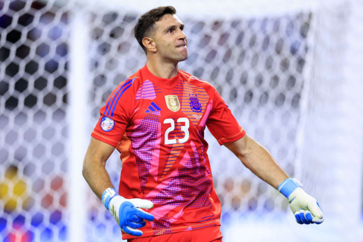 Emiliano Martinez, Angel Mena