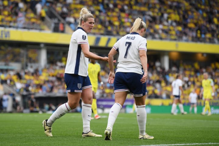 Millie Bright dan Beth Mead