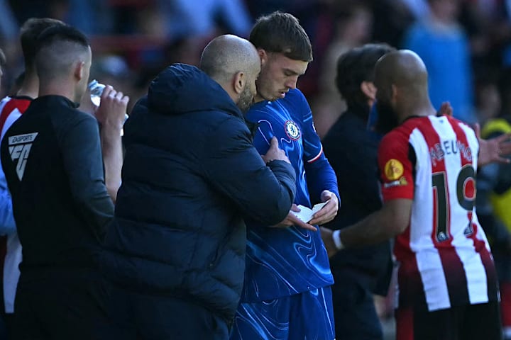 Enzo Maresca communicates instructions to Cole Palmer 