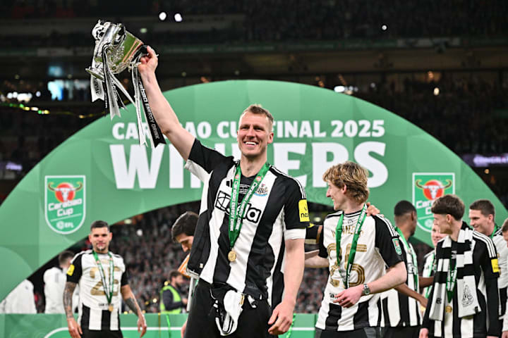 Dan Burn celebrates Newcastle's Carabao Cup succes