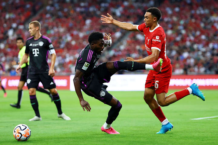 ¿Serán compañeros pronto? Alphonso Davies y Trent Alexander-Arnold en un amistoso entre Bayern Münich y Liverpool.