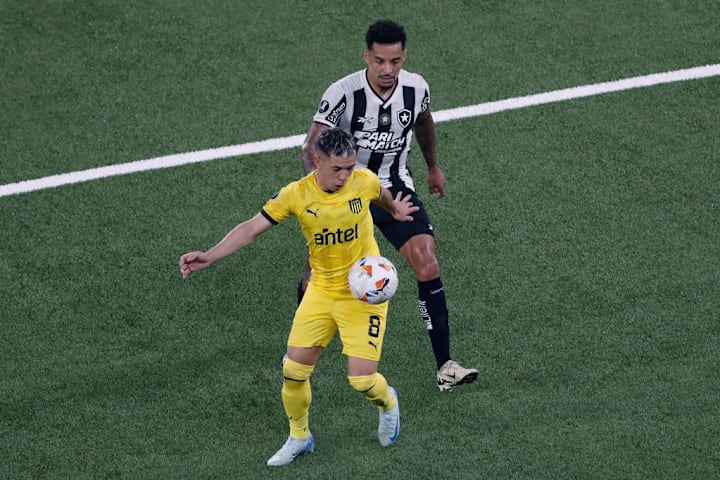Leo Fernández, Gregore Favero