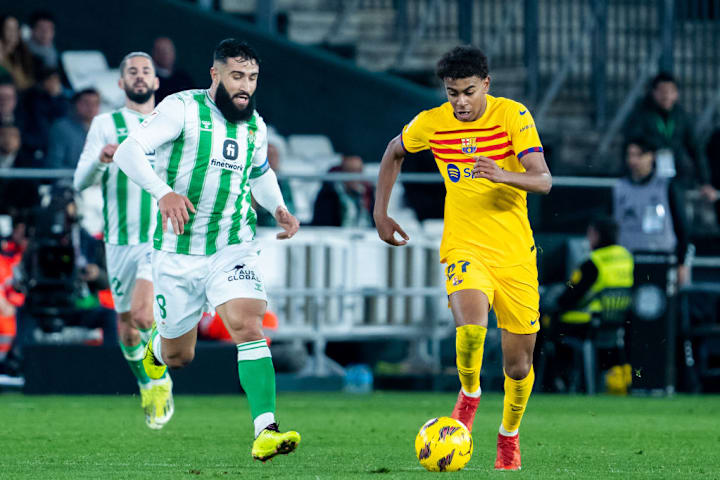 Nabil Fekir (L) of Real Betis and Lamine Yamal (R) of FC...