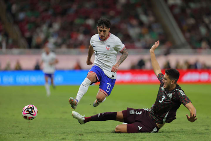 César Montes, Alex Zendejas