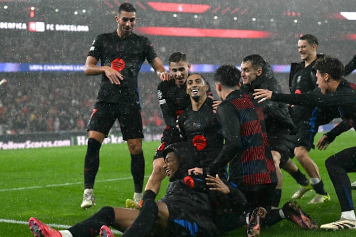 TOPSHOT-FBL-EUR-C1-BENFICA-BARCELONA