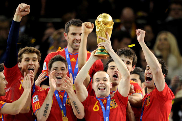 TOPSHOT-FBL-WC2010-MATCH64-NED-ESP-TROPHY
