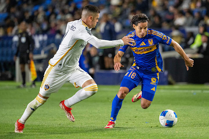 Gabriel Pec, Diego Lainez