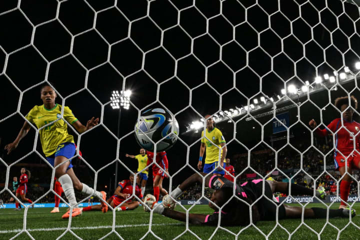 Ary coloca a bola no fundo do gol e abre o placar para o Brasil