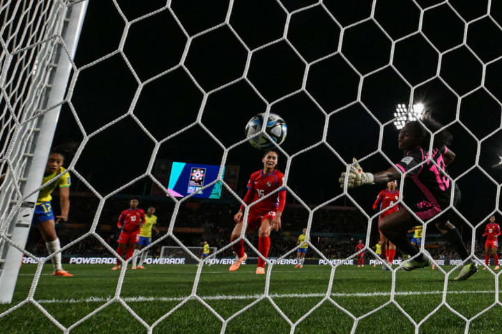 Ary cabeceia sem chances para a goleira panamenha defender
