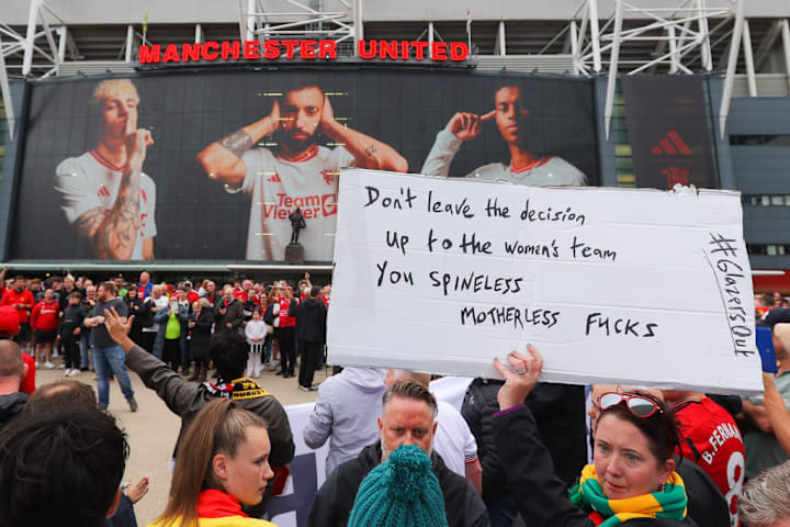 Torcedores se manifestando contra o retorno de Greenwood na entrada do Old Trafford antes do jogo entre Manchester United e Wolverhampton