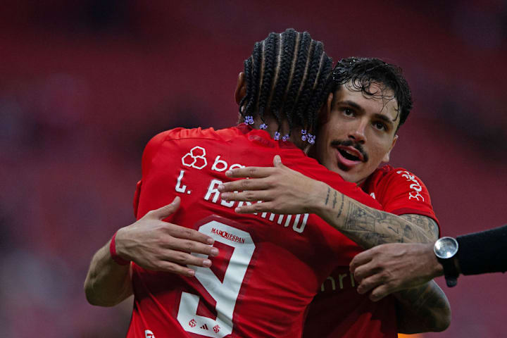 Luiz Adriano, Maurício Prado