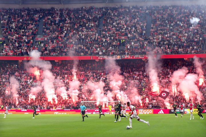 Torcida do Ajax protesta com sinalizadores contra o time que perde o De Klassieker por 3 a 0 ainda no 1º tempo