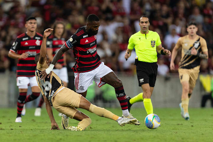 Gerson marcou o gol da vitória do Flamengo sobre o Athletico-PR.