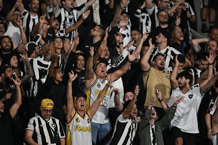 FBL-LIBERTADORES-PEÑAROL-BOTAFOGO-FANS