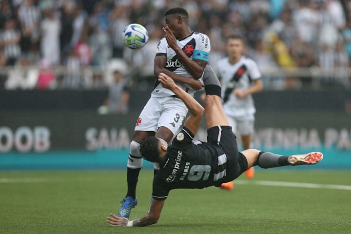 Léo Pelé, Tiquinho Soares