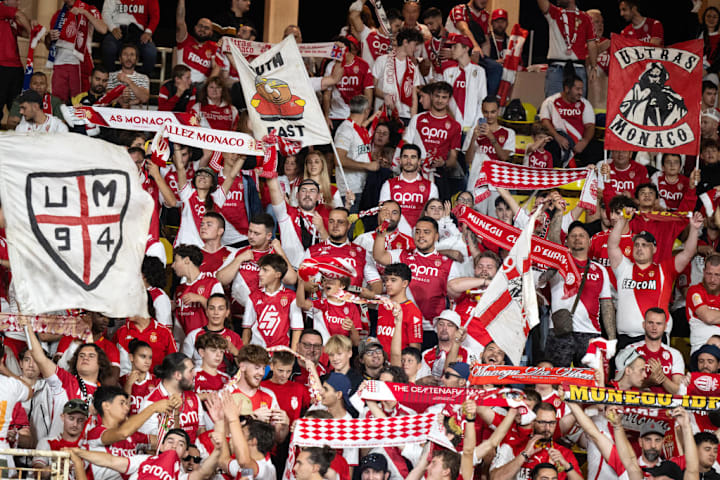 Torcedores do Monaco no Louis II