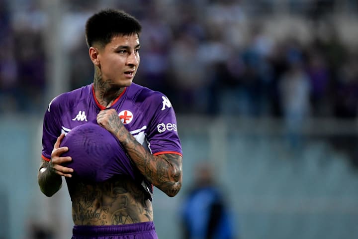 Erick Pulgar of ACF Fiorentina dries the ball with his shirt...