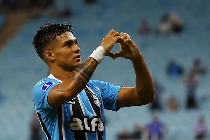 Arezo