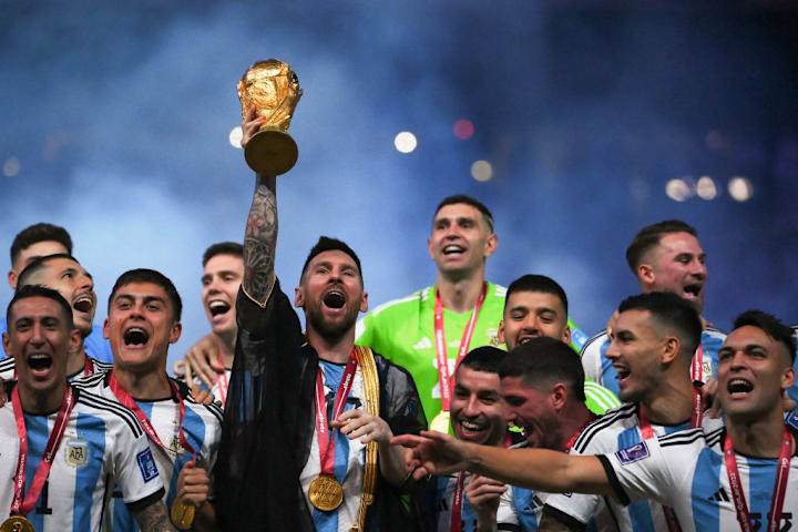 TOPSHOT-FBL-WC-2022-MATCH64-ARG-FRA-TROPHY