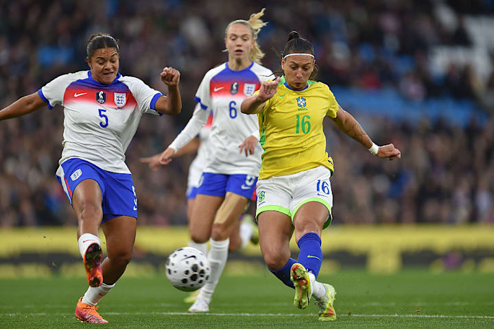 TOPSHOT-FBL-WOMEN-ENG-BRA-FRIENDLY