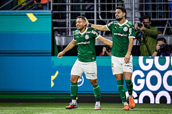 Vitor Roque, José Manuel López