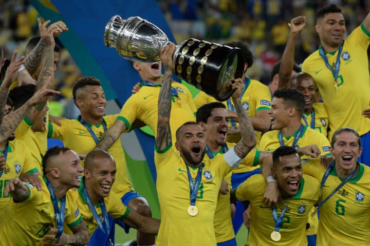 TOPSHOT-FBL-COPA AMERICA-2019-BRA-PER-TROPHY