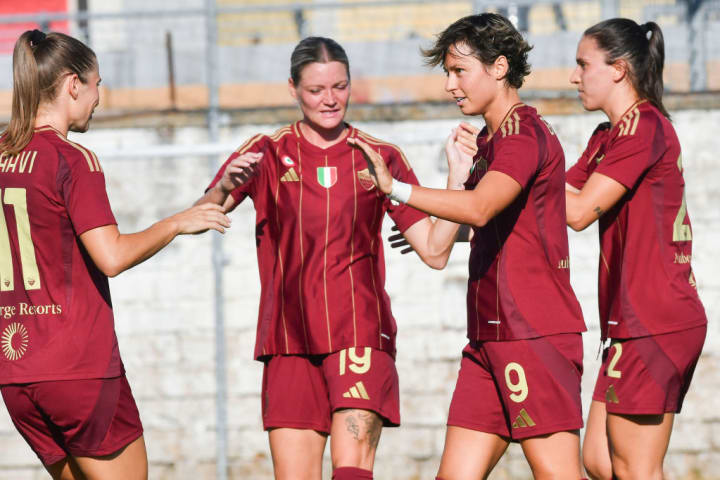 Valentina Giacinti (R2) of AS Roma celebrates a goal with...