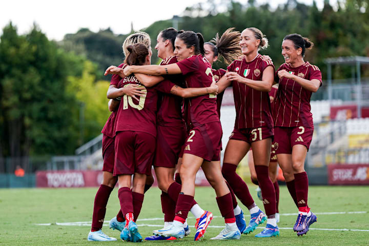 Manuela Giugliano (Nummer 10) beim Jubel mit ihrem Team
