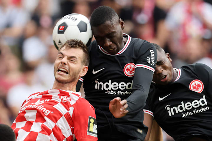 Einst schon bei der SGE Teamkollegen: Kolo Muani (m.) und Pacho (r.)