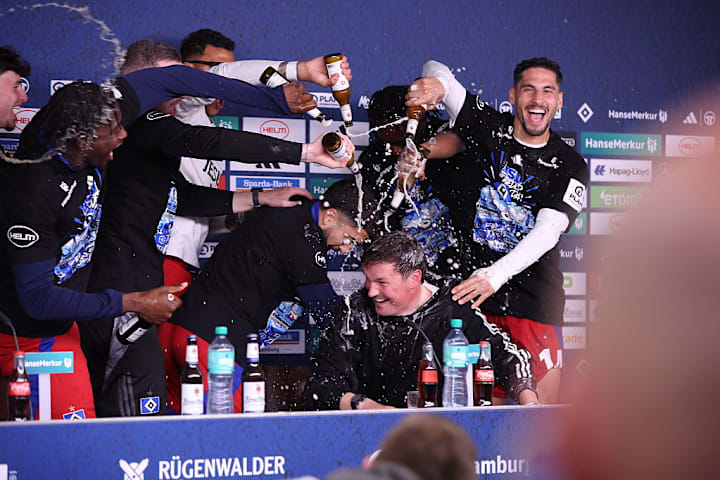 Bierdusche für Trainer Merlin Polzin
